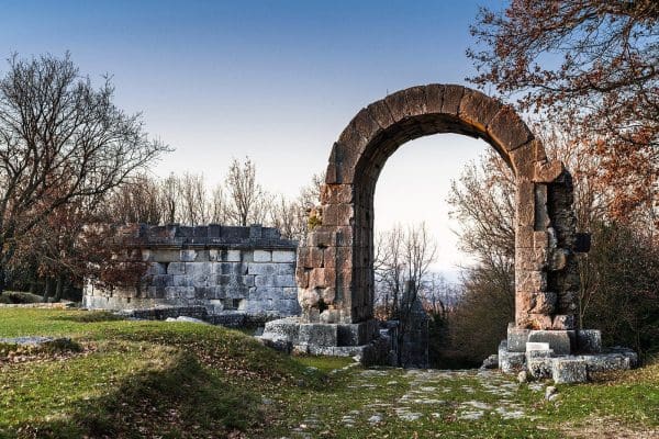 1600px-Arco_di_San_Damiano_a_Carsulae_(poco_fuori_Terni)