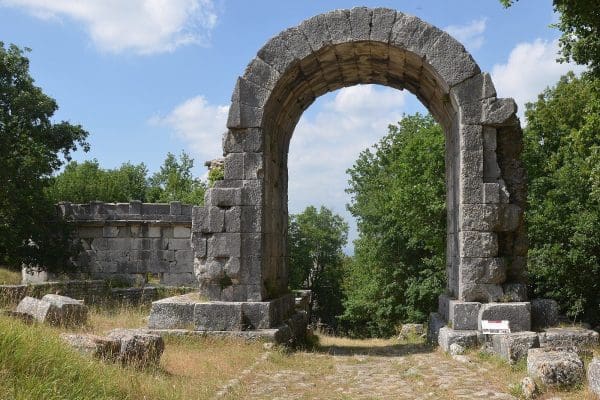 1600px-Carsulae_-_Arch_of_San_Damiano