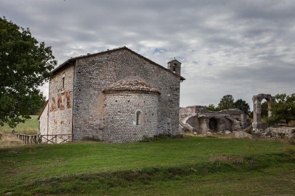 Carsulae,_chiesa_dei_Santi_Cosma_e_Damiano
